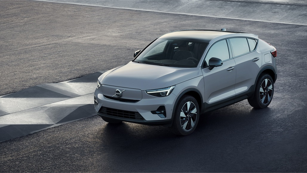 C40 BEV Exterior Location Three Quarters Front Left (angle 100)