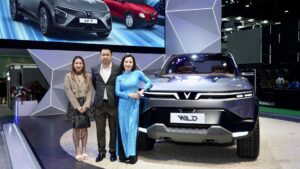 Mr. Chatchai Vanittananun (center), Director, Emperor Auto Group, Bangkok